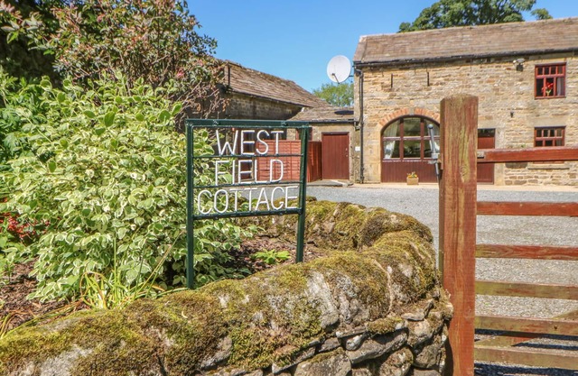WESTFIELD COTTAGE, pet friendly, with a garden in Mickleton, Teesdale