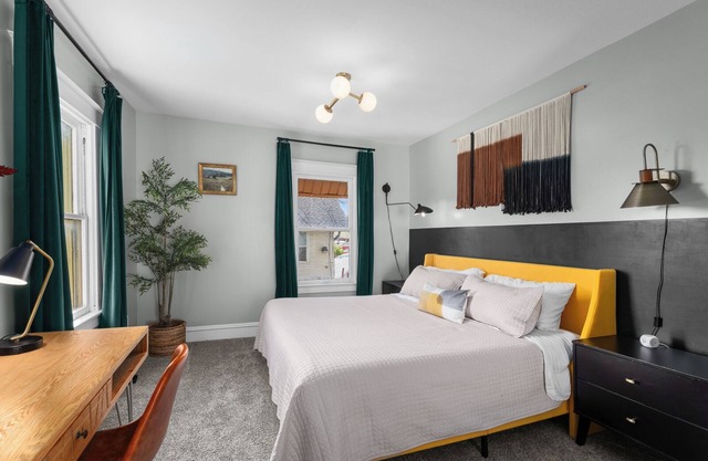 Westport Central: King Beds! 16 min to Arrowhead! Mins to 39th St and Plaza