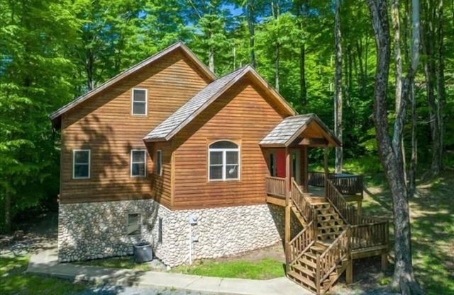 WH69-Private Lodge, Fire Pit! Hot tub! Pets ok! A/C