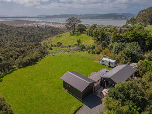 Whangapoua Glamping Hideaway - Whangapoua Bach