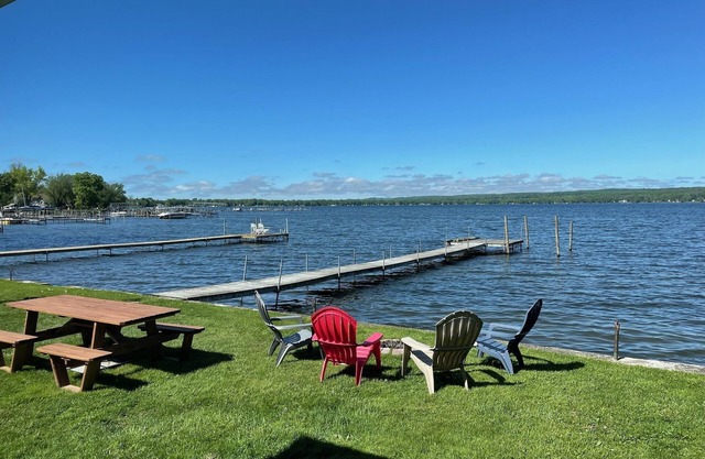 What a View! Charming Lake Cottage w. Dock&Yard&BBQ, Pets welcome