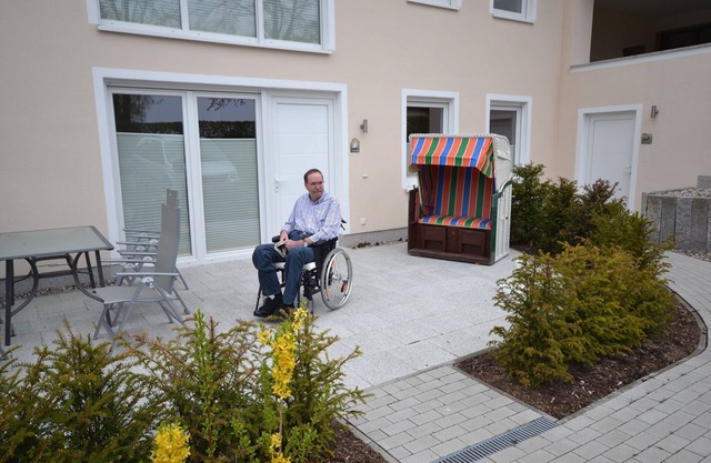 Wheelchair-accessible apartment near the beach and harbor, extra-wide parking space