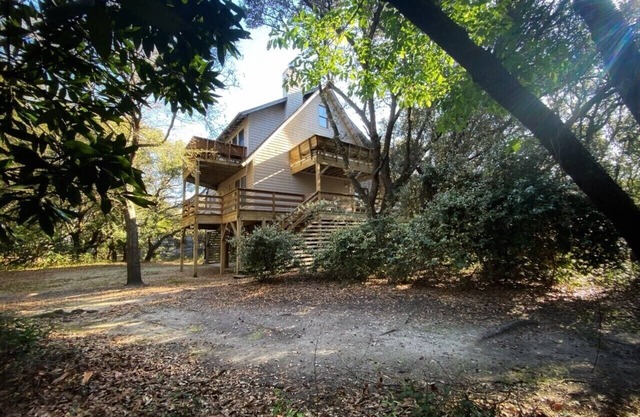 Where the green trees meet the blue seas! Short walk to the beach & pet friendly