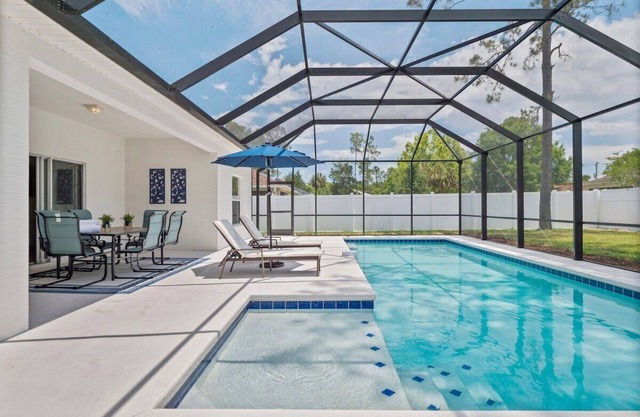 Whispering Palm: Renovated 4-Bedroom Oasis