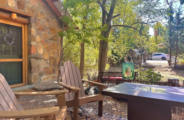Whispering Pines Retreat - 1 mile to the Courthouse Plaza