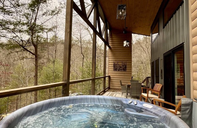 Whispering Woods Modern Cabin w/HOT TUB