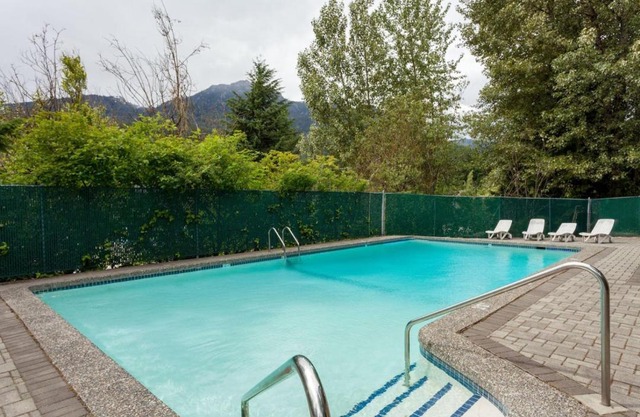 Whistler Corner Loft Next to lift with Amazing views!