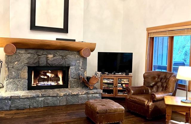 Whistler Luxury Ski-In/Out Log Home Sleeps 12+ Private Jacuzzi and Parking
