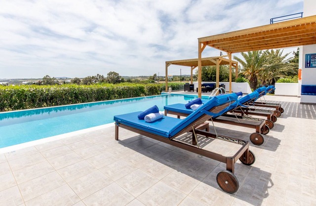 White Blue Villa by Knights Island Villas