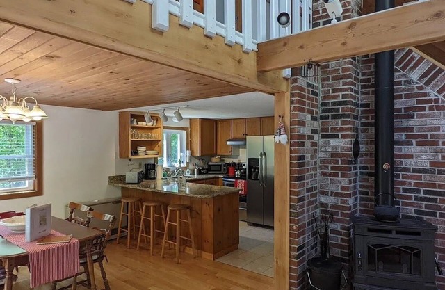 White Mountain Chalet; great for skiers, hikers & families!