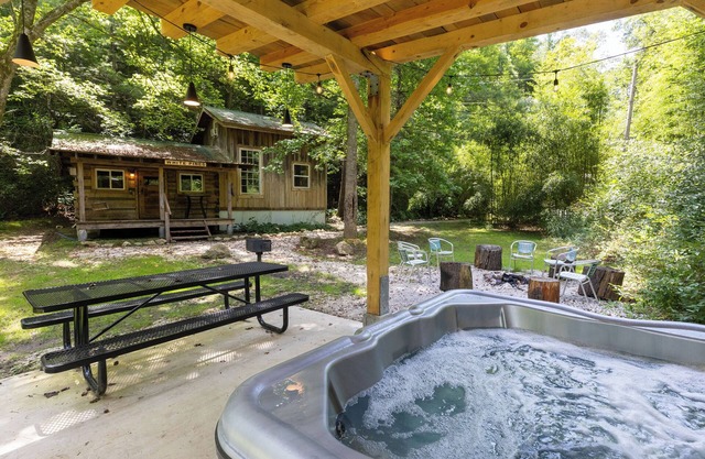 White Pines ~ Enjoy your own private Pond & Hot Tub!