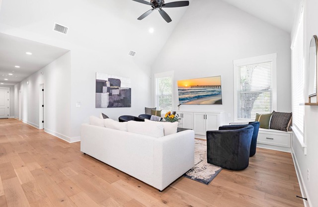 White Retreat on 5th - 3.5 Bathrooms!