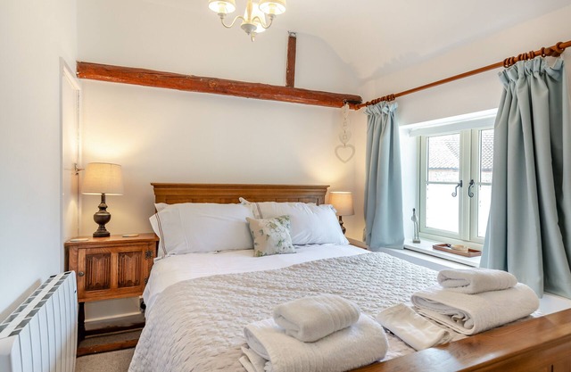 White Rose Cottage - Two Bedroom House, Sleeps 4