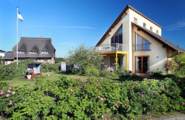 Whole house with 3 apartments with sea view, garden