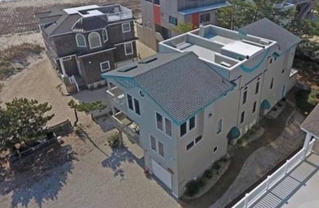 Wi/Fi. Streaming TV. Rooftop Deck. Outisde Shower. Deck. Oceanview. Balcony. Beach Chairs. Beach Badges. Pets Considered. Harvey Cedars, Dog Friendly, Steps to the beach 140085