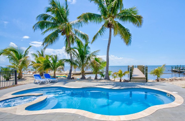 Wide Horizon oceanfront. 4 bedroom, 4 ½ bath, kayaks, pool + observation deck.