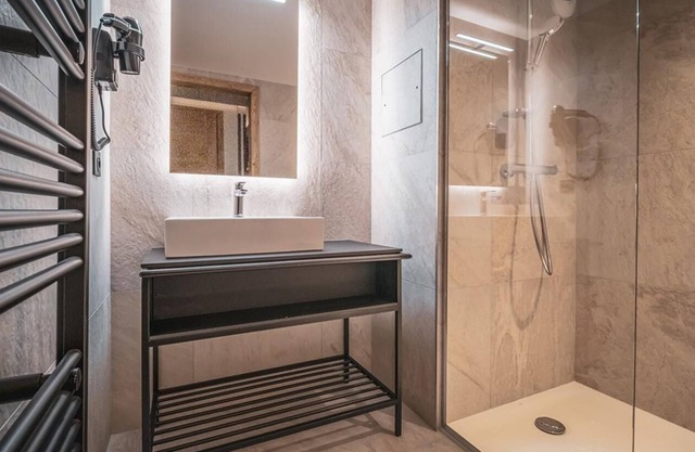 Wifi, 100m from ski slopes, 5th floor, view valley, swimming pool, sauna, hammam, balcony, tv