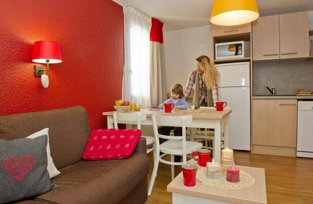 Wifi, 200m from ski slopes, parking, tv, ski locker, 28m², Montchavin La Plagne