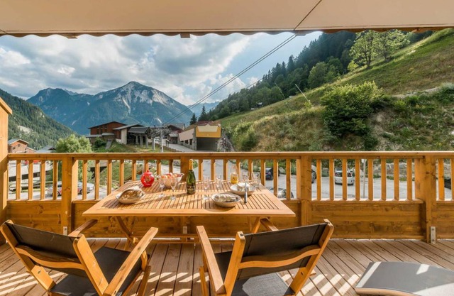 Wifi, 50m from ski slopes, 2nd floor, balcony, parking, tv, ski locker, 64m², Champagny-en-Vanoise