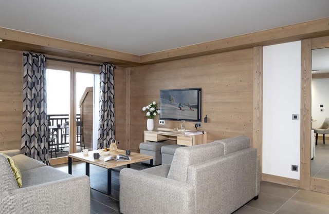Wifi, a 200m dai negozi, fitness, swimming pool, sauna, hammam, balcony, parking, television, ski locker