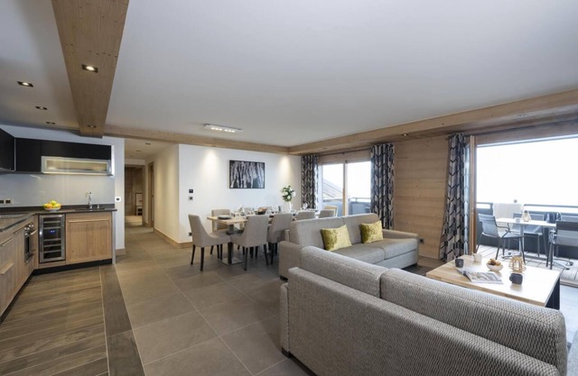 Wifi, ski-in/ski-out & foot of the slopes, fitness, swimming pool, balcony, parking, tv, ski locker