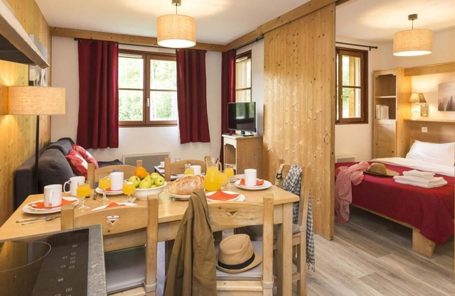 Wifi, ski-in/ski-out & foot of the slopes, fitness, swimming pool, parking, tv, ski locker, 32m²
