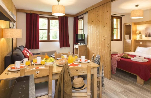 Wifi, ski-in/ski-out & foot of the slopes, fitness, swimming pool, balcony, parking, tv, ski locker