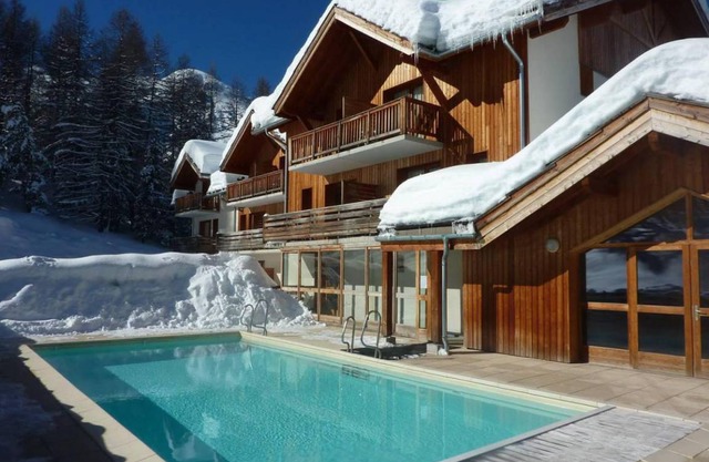 Wifi, ski-in/ski-out & foot of the slopes, fitness, swimming pool, terrace, balcony, parking, tv