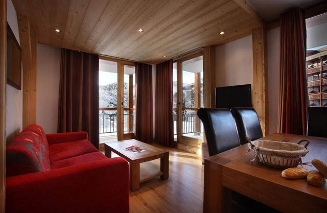 Wifi, ski-in/ski-out & foot of the slopes, fitness, swimming pool, sauna, hammam, balcony, parking