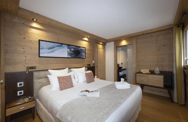 Wifi, ski-in/ski-out & foot of the slopes, fitness, swimming pool, balcony, parking, tv, ski locker