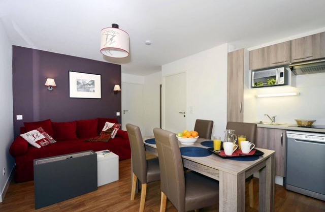 Wifi, ski-in/ski-out & foot of the slopes, fitness, swimming pool, terrace, balcony, tv, ski locker
