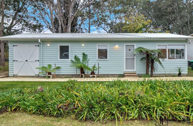 WiFi, Steps to Water & Café | Retro Coastal Cottage
