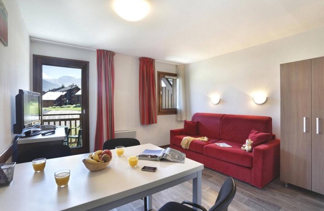 Wifi, view street, swimming pool, terrace, balcony, parking, tv, ski locker, 28m², Morillon