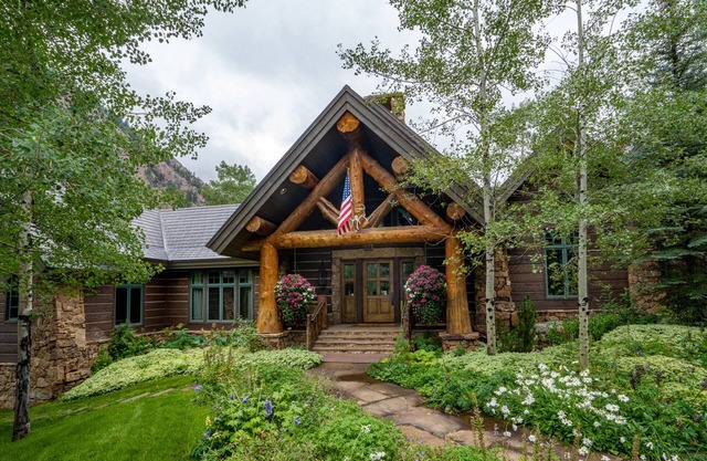 Wild Rose Lodge with Amazing Mountain Views