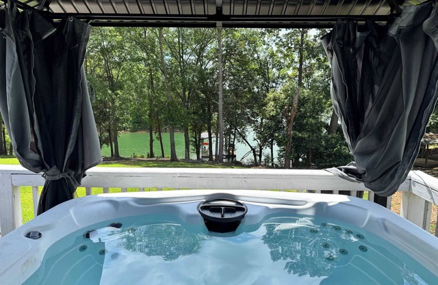 Wilderness - Lake, Dock, Hot Tub, Pet Friendly