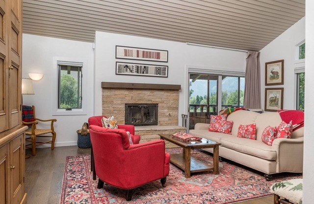 Wildflower Condo 679- Mountain & Lake Views in the Heart of Sun Valley Resort
