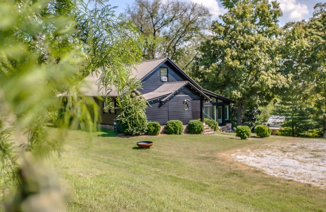 Wildflower Farm - Chic Countryside Leiper's Fork Retreat on 15 Acres with Pond