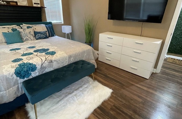 Williams Way Suites 8 Stylish suites with parking