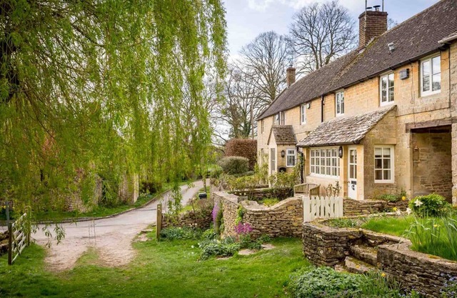 WILLOW COTTAGE, family friendly in Bourton-On-The-Water