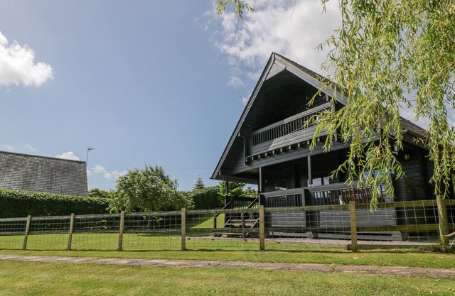 WILLOW LODGE, pet friendly, character holiday cottage in Gillingham