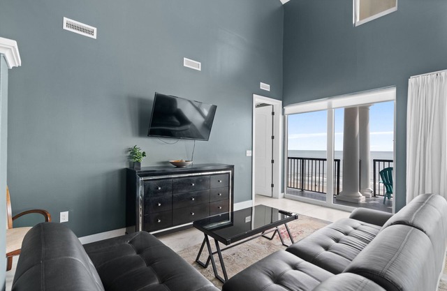 Willow Suite - 8 BR Oceanfront Penthouse Suite with Pool