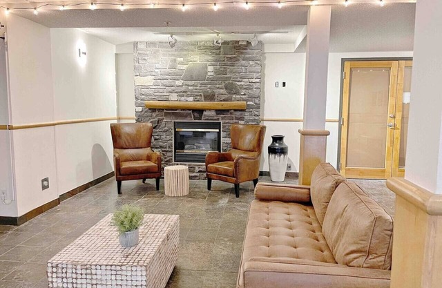 Windtower lodge QenBed Suite/Heated UGParking