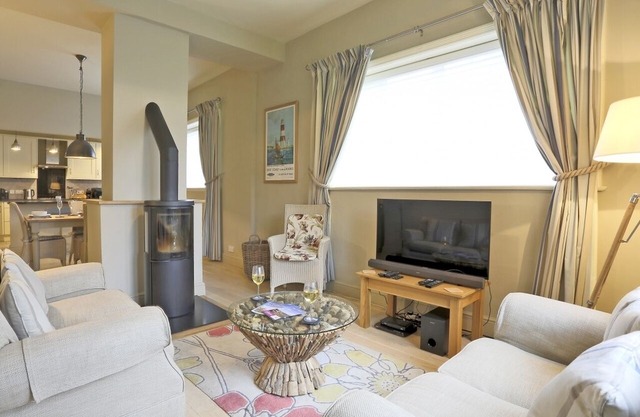 Wing Cottage - Two Bedroom House, Sleeps 4