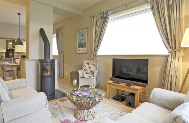 Wing Cottage - Two Bedroom House, Sleeps 4
