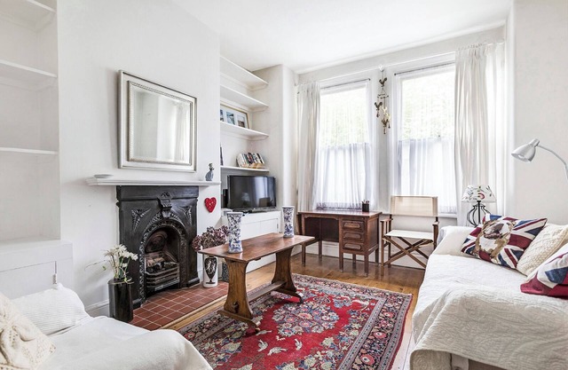 WINSLOW ROAD, Hammersmith - Quaint 1 bedroom apartment with private rear garden