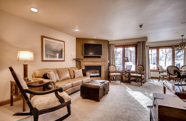 Winter Condo in Ski-In/Ski-Out Complex w/Fireplace/Free WiFi/Shared Pool/Hot Tub