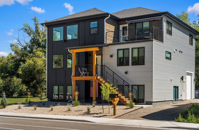 Winter House - Great home located within walking distance to Main Street!