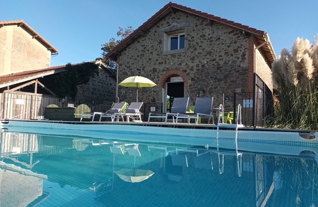 Wisdom Gites - Lime Tree View cottage with pool, WiFi, garden and parking