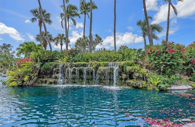 Within walking distance of Siesta Key Beach! Beautiful view of bay!