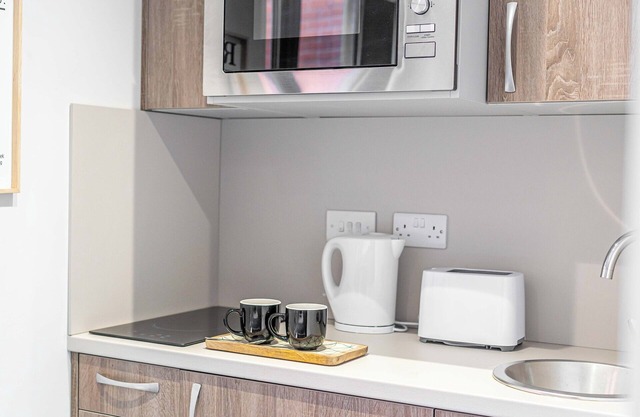 Wolverhampton Spacious Studio Apartment- Central Loc & near local attractions